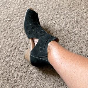 Black suede shoe. Size 8. Barely worn